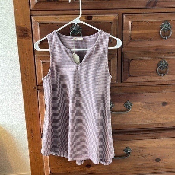 Hem & Thread Women’s Plum And Cream Sleeveless Tee Size Small NWT - Picture 1 of 9